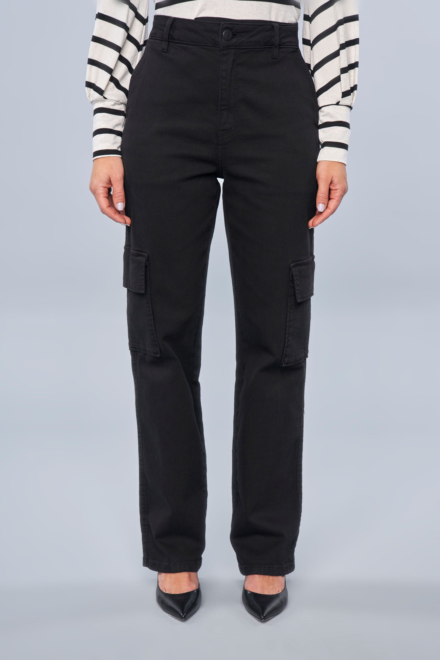 calça jeans black wide leg cintura intermediária com bolsos cargos