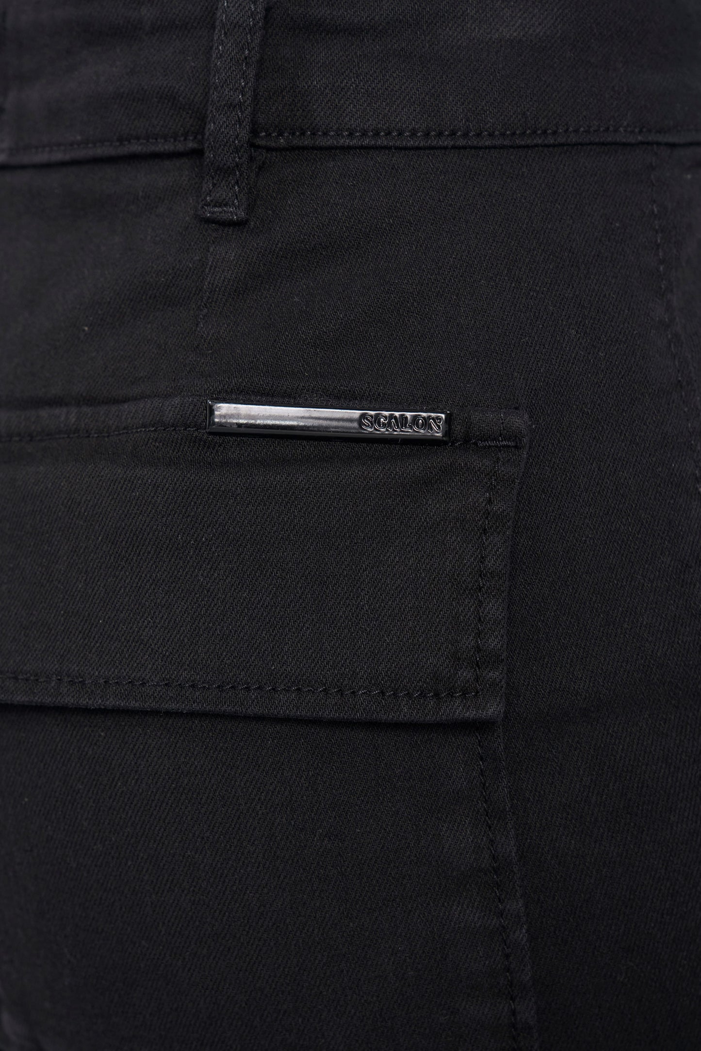 calça jeans black wide leg cintura intermediária com bolsos cargos