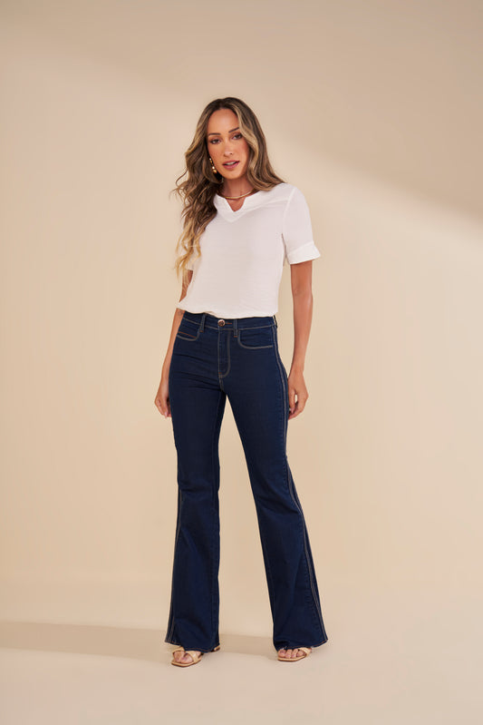 calça jeans flare cintura intermediária com detalhe lateral