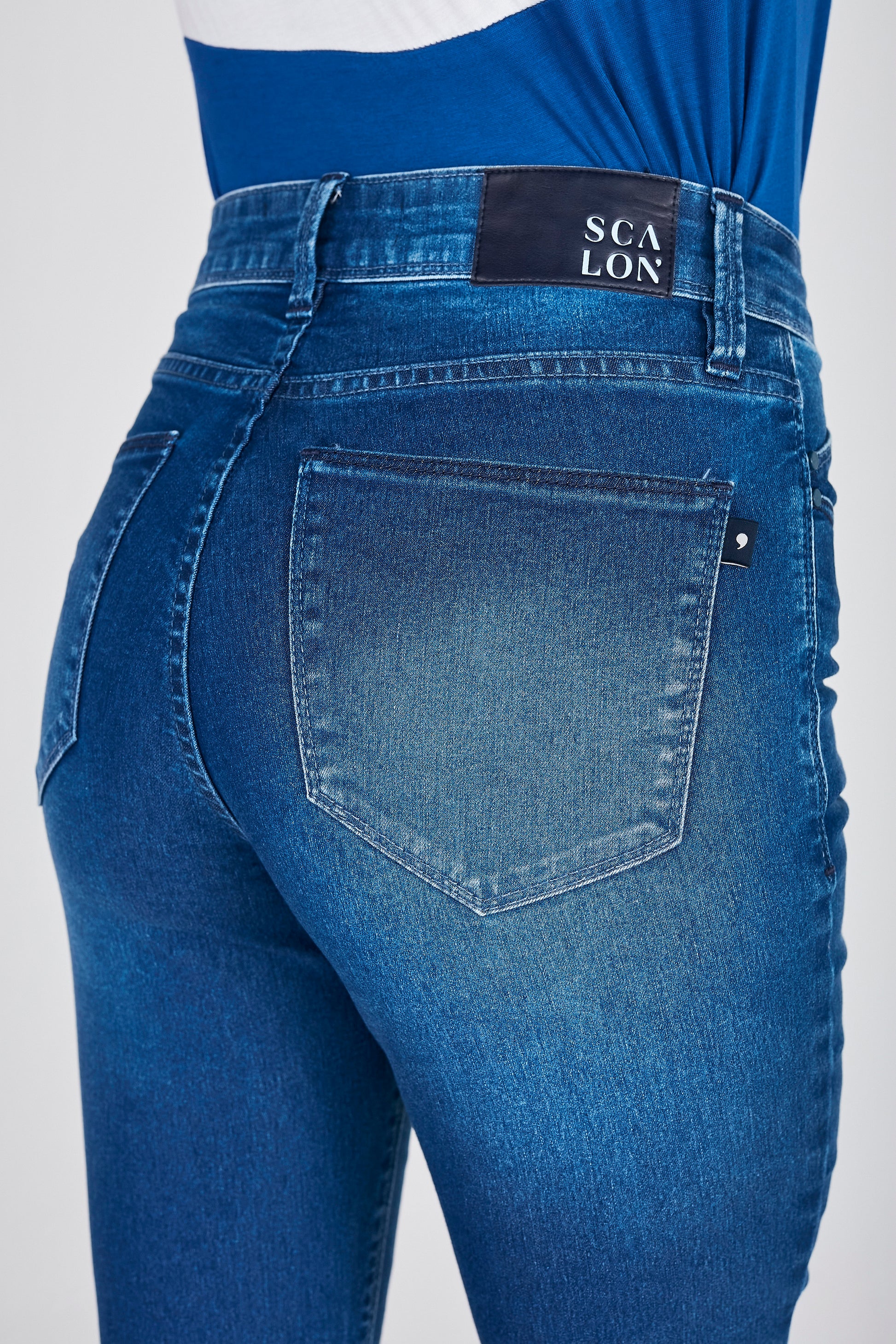 calça jeans cropped cintura intermediária – Scalon