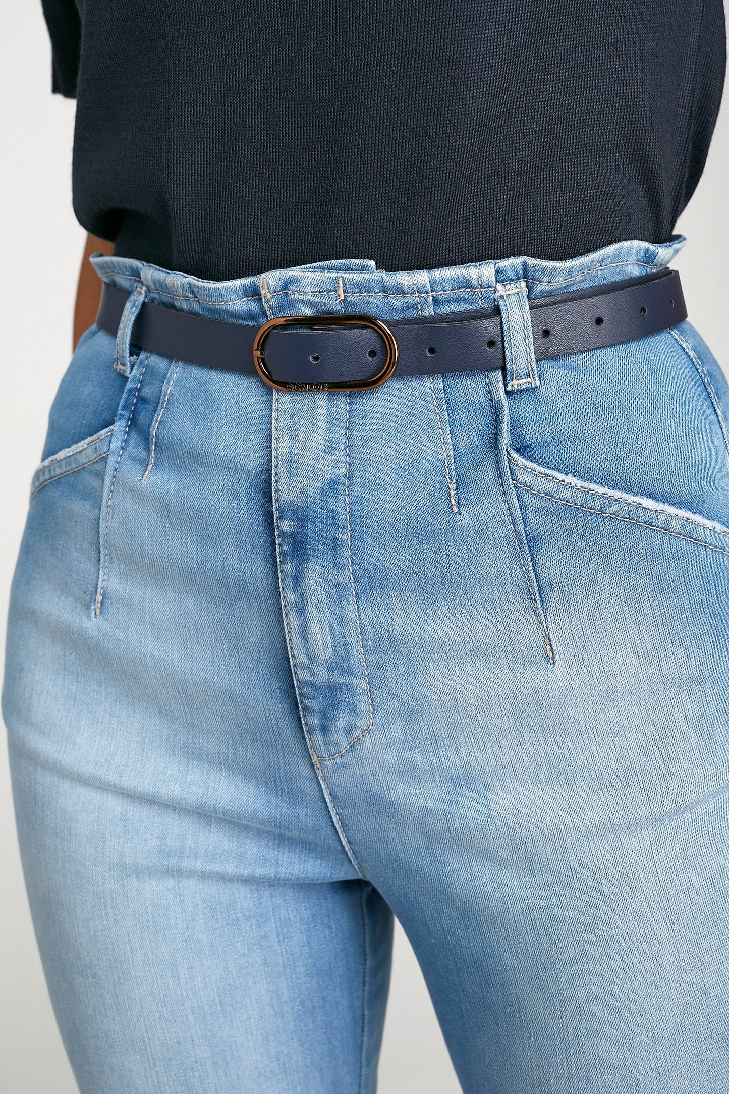 calça jeans skinny cintura alta com pences