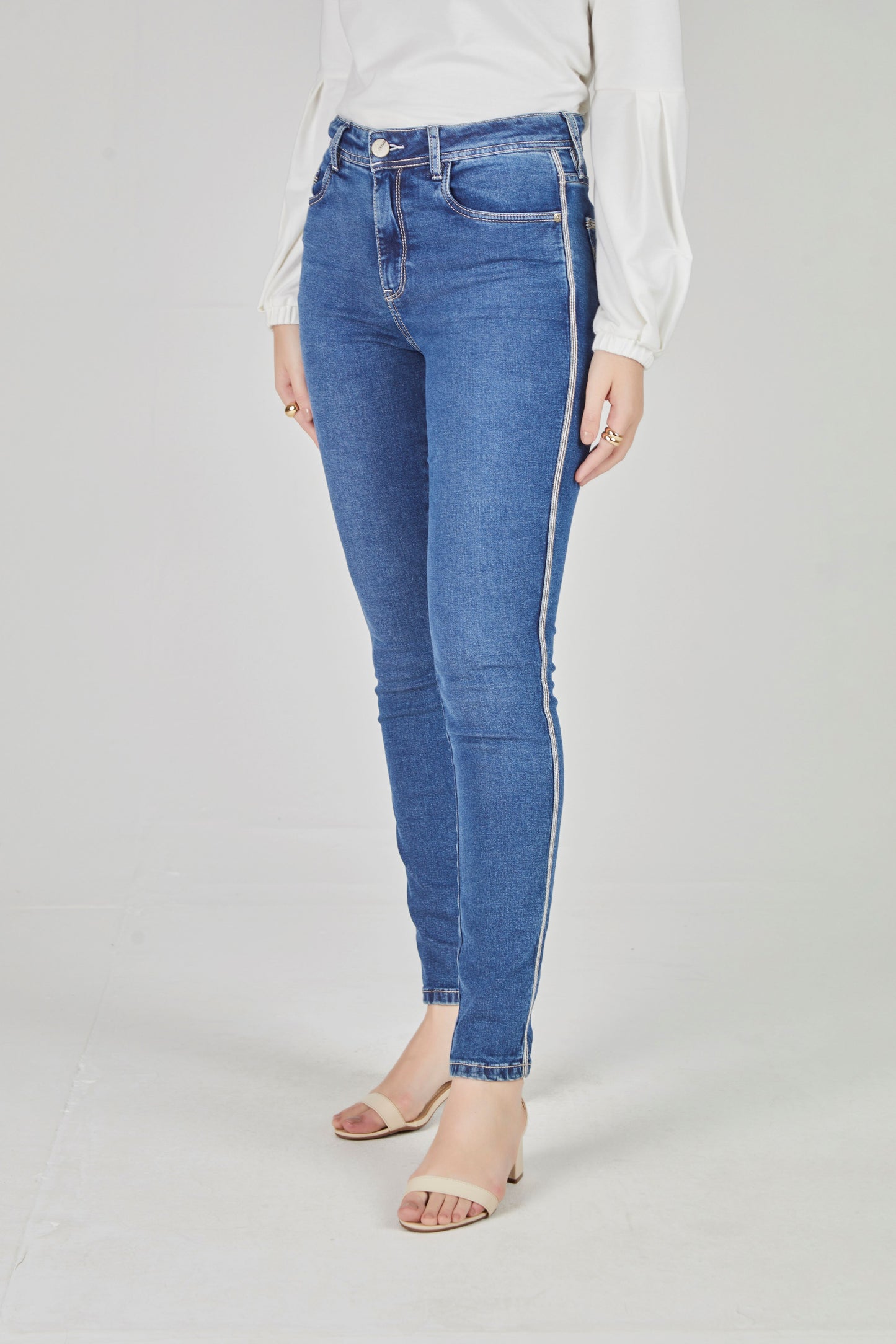 calça jeans skinny cintura intermediária com detalhe lateral
