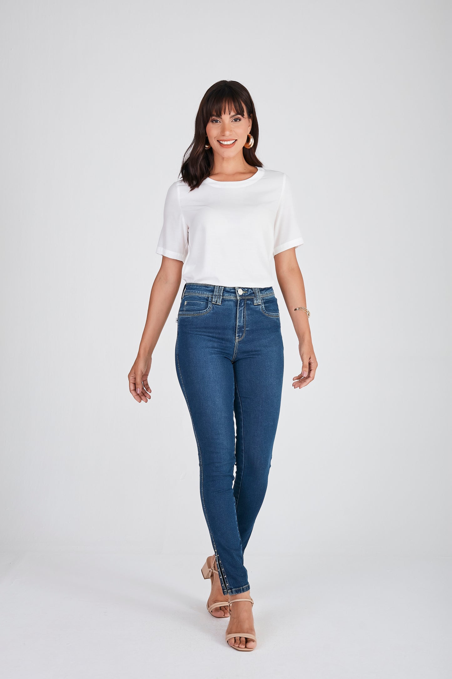 calça jeans skinny cintura intermediária com bordado